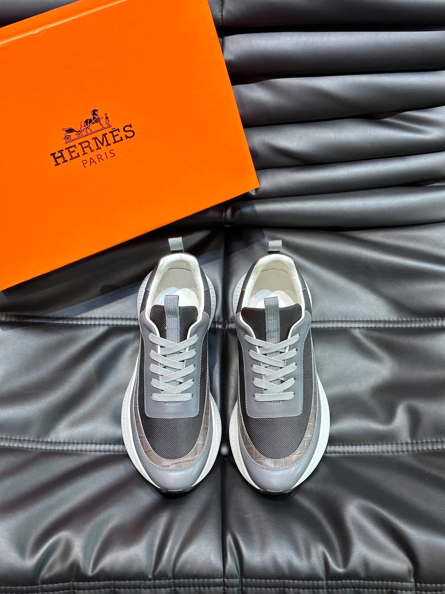 Factory price: 520💰HERMES/Hermes Hugo thick-soled sneakers are casual men's shoes. These sneakers are made of imported first-layer cowhide leather and breathable mesh design. The contrasting color design creates a dynamic and modern shape. The front end of the toe is decorated with natural-color rubber inlays, making it novel and fashionable. The texture is incomparable, with cowhide lining and cowhide foot pads, the upper foot is comfortable and breathable, and the rubber sole is decorated with geometric patterns and iconic "H" details. A very personal one! Size: 39-44 (customized at 38.45)